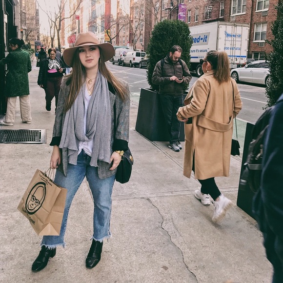 Meet your Posher, Haley - Picture 1 of 3